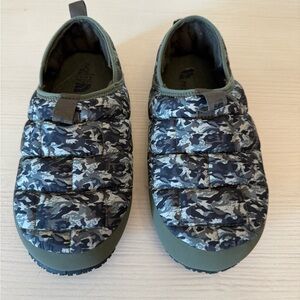 The North Face Kids Black and Gray Camo Slippers